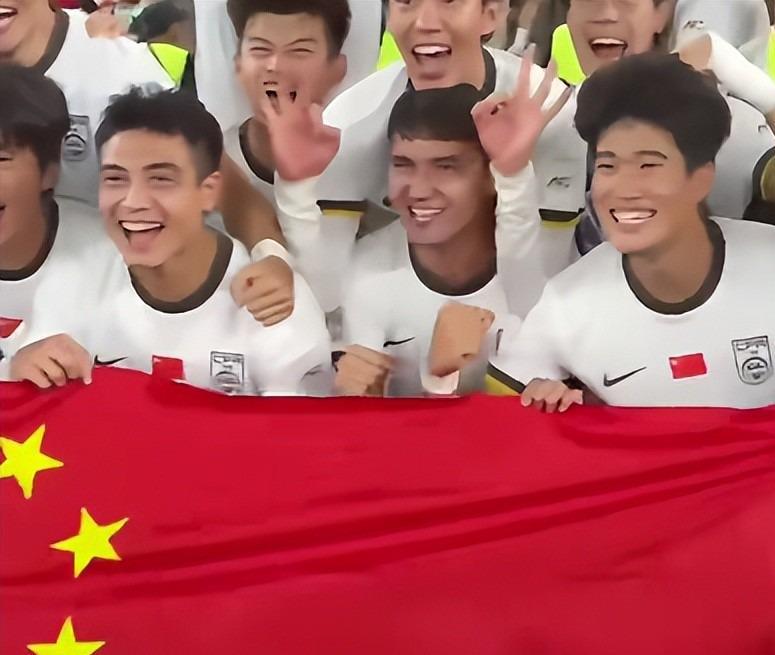球友会-U23国足更衣室疯狂！全员舞姿曼妙，主帅上桌怒吼，对手强忍泪水