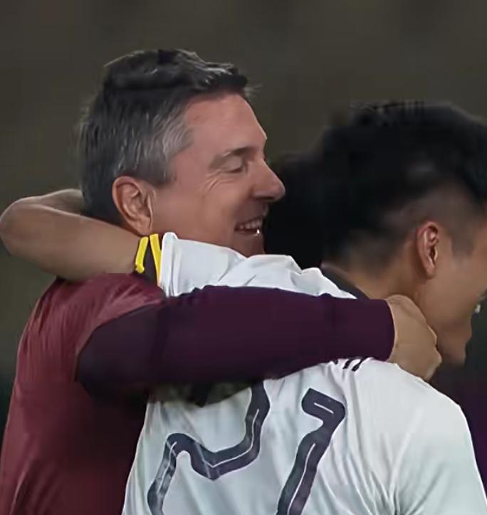 球友会-U23国足更衣室疯狂！全员舞姿曼妙，主帅上桌怒吼，对手强忍泪水