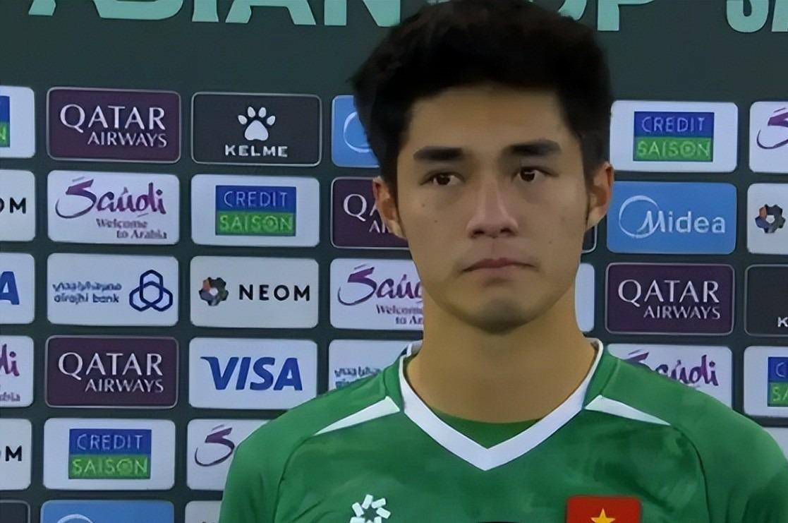 球友会-U23国足更衣室疯狂！全员舞姿曼妙，主帅上桌怒吼，对手强忍泪水