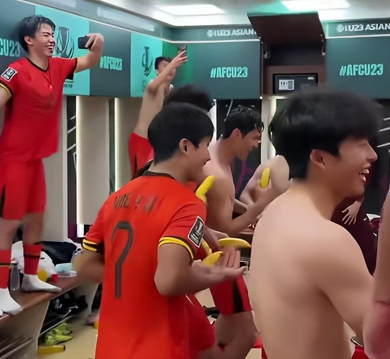 球友会-U23国足更衣室疯狂！全员舞姿曼妙，主帅上桌怒吼，对手强忍泪水