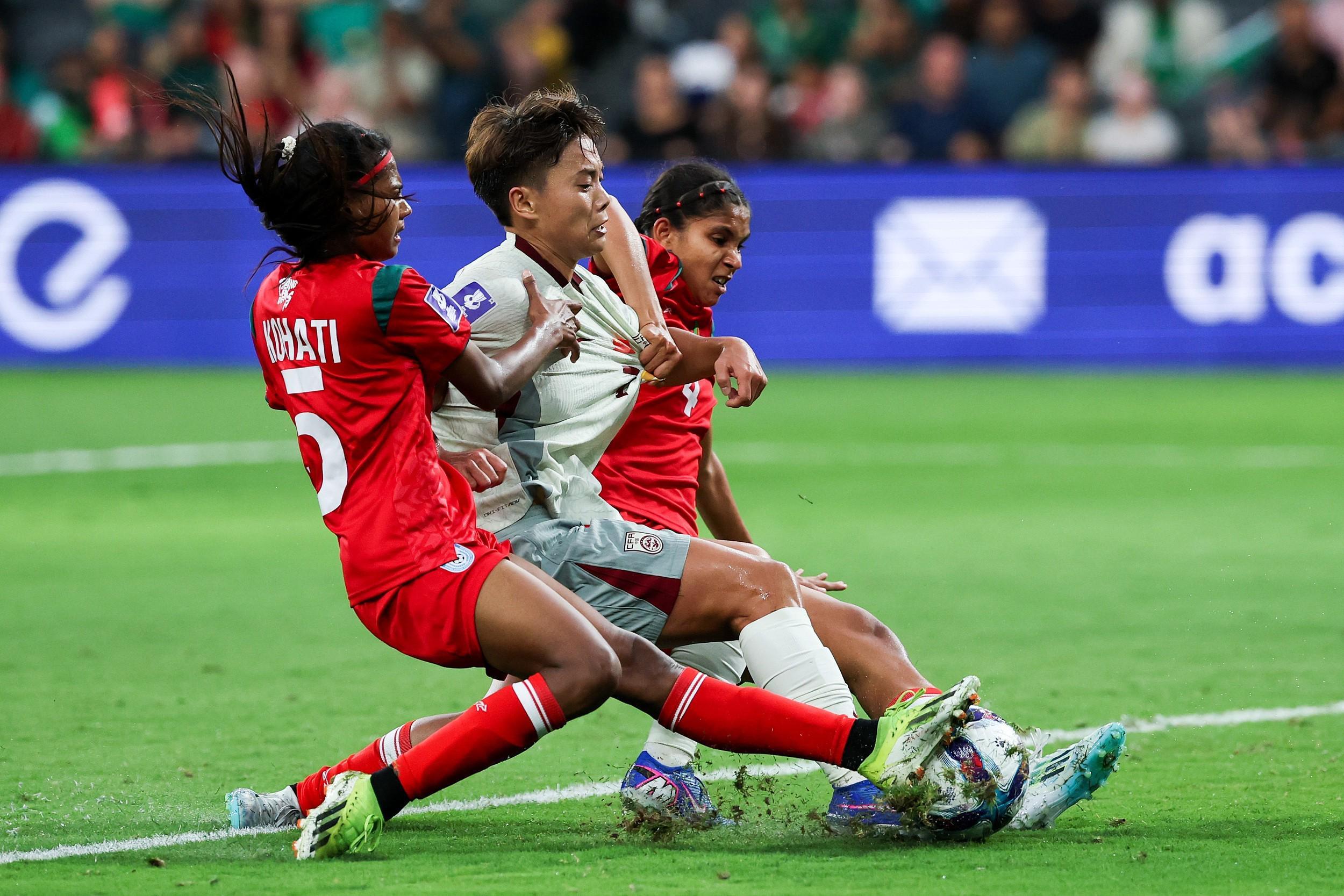 球友会官网-黄健翔:女足前20分钟踢得有些凌乱,但拿下比赛不成问题