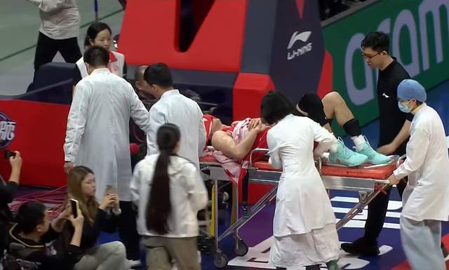 球友会千亿官网-噩梦！复出之战又受伤，郭艾伦膝盖受创，被担架抬出，或赛季报销