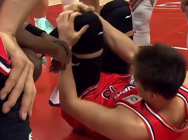 球友会千亿官网-噩梦！复出之战又受伤，郭艾伦膝盖受创，被担架抬出，或赛季报销