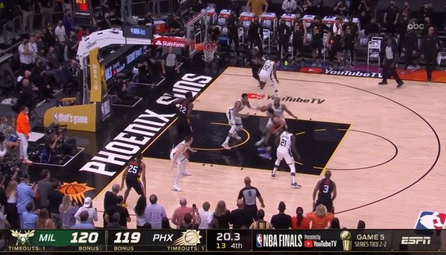 1626586336043085509.gif 决胜时刻钳断布克 霍勒迪将雄鹿旗帜插上天王山