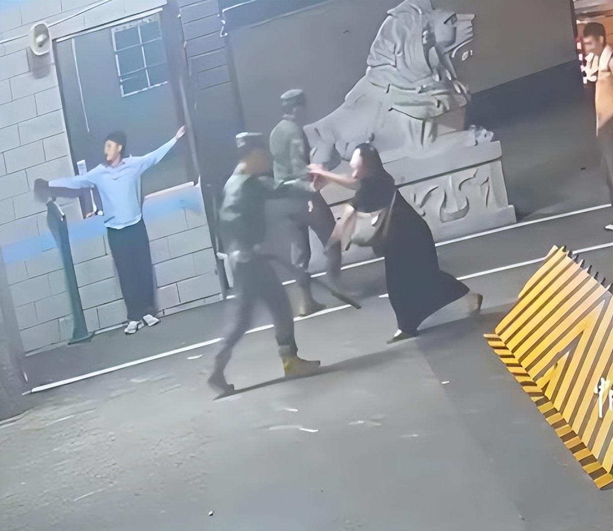 球友会体育-四川武警营门推哨兵后续：大家都搞错了罪名，她面临的不是袭警罪