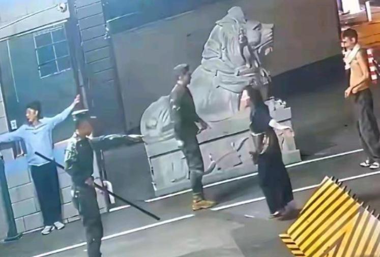 球友会体育-四川武警营门推哨兵后续：大家都搞错了罪名，她面临的不是袭警罪