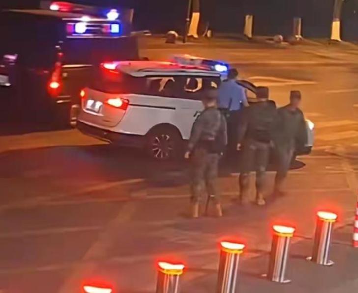 球友会体育-四川武警营门推哨兵后续：大家都搞错了罪名，她面临的不是袭警罪
